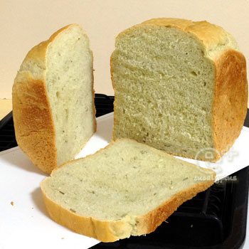 ホームベーカリーで緑の食パン・ローズマリー入り