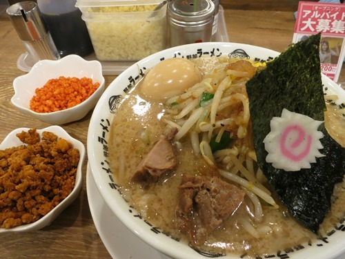 20140205_野郎ラーメン江古田店_子豚野郎に豚辛玉と天かす辛玉web.JPG