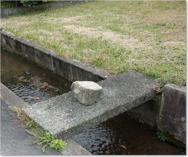 36石橋上の石