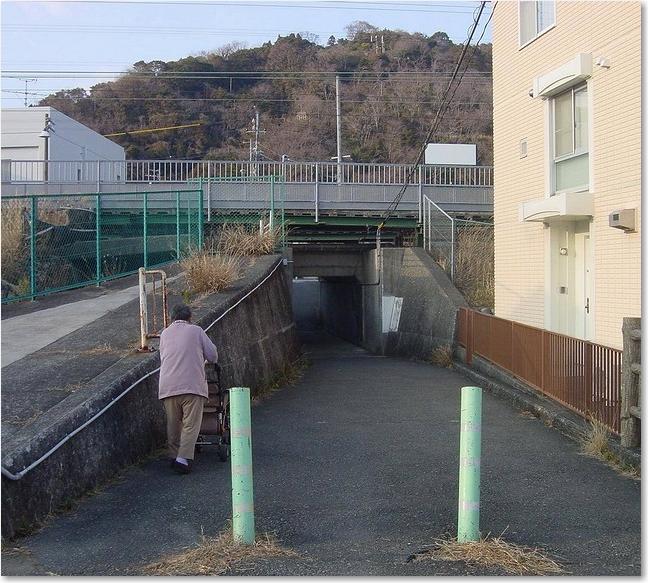 46狭い架道橋