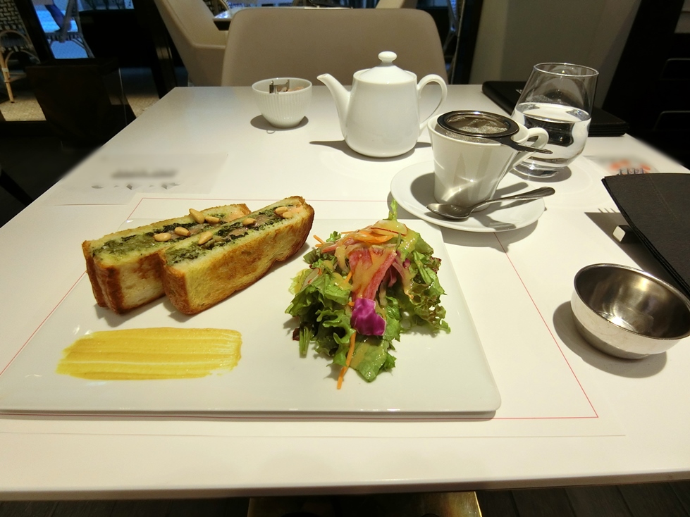 ＦＡＵＣＨＯＮ　ＬＥ　ＣＡＦＥ　スモークサーモンとほうれん草のクロック.JPG