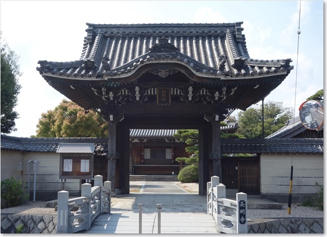 96桜の隣は長明寺の山門