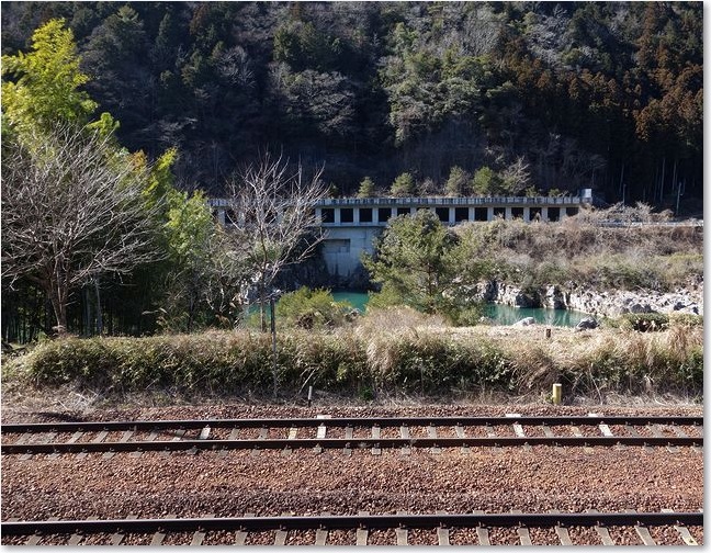 04左は線路と川