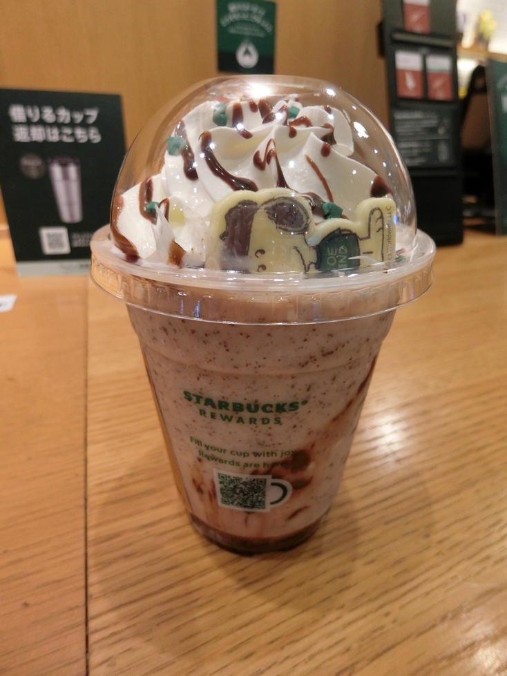 ＳＴＡＲＢＵＣＫＳ　ＣＯＦＦＥＥ　ジョーカインドスヌーピーキャラメルチョコレートオーツミルクフラペチーノ.JPG