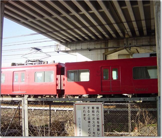 13高架をくぐる赤