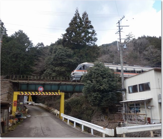 12通過する「ひだ」