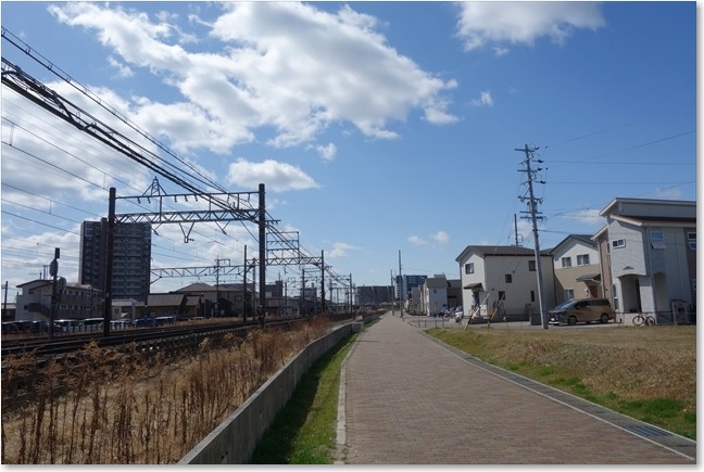 26左鉄道・右は住宅街