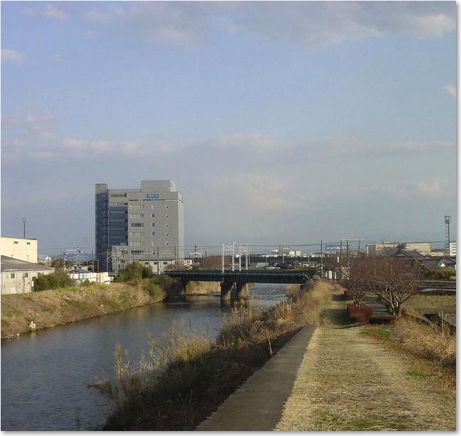 66JRの鉄橋が見えます