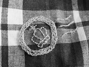 タータンチェックにワンポイント刺繍_王冠コイン2022.jpg