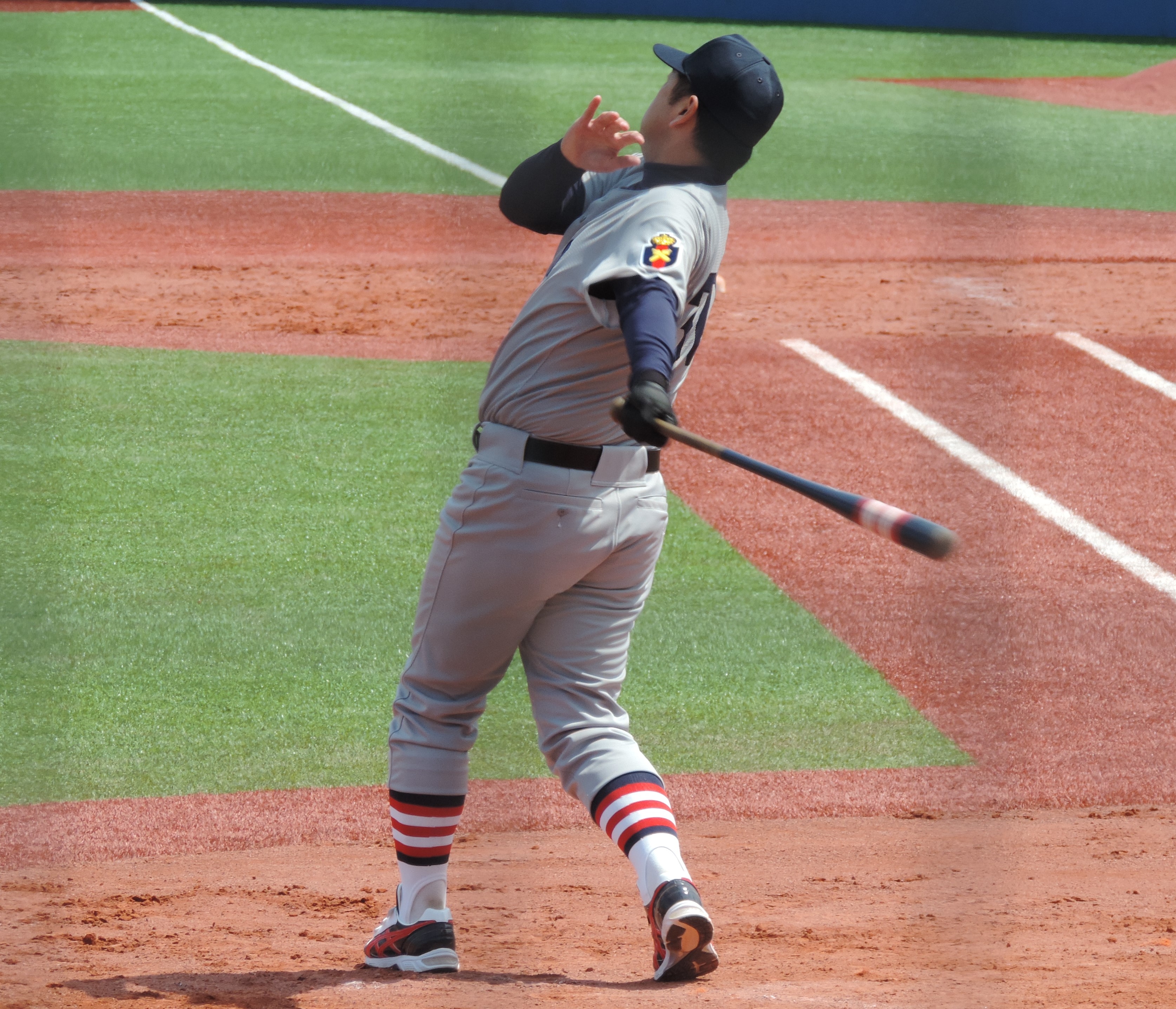 右打ちでノックする大久保監督.JPG