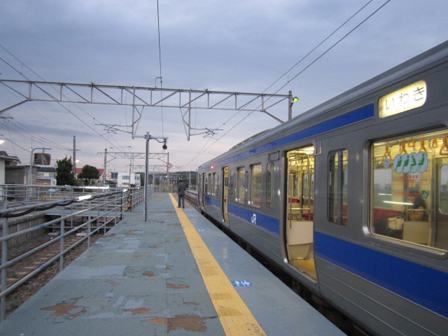 広野駅に停車中の普通列車