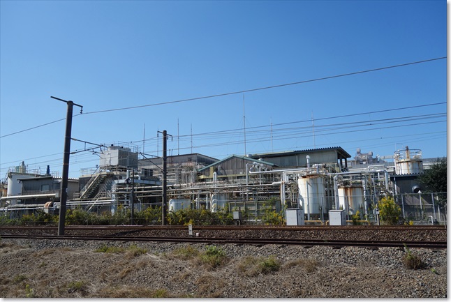 34右にはパイプだらけの工場