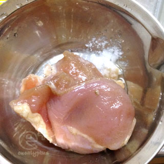 130125鶏ハムづくり仕上げ -1 肉を洗って塩抜き