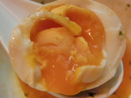 鶏の穴　冷やしトマトラーメン’ｓｅａチキン’　味付け煮玉子　断面.jpg