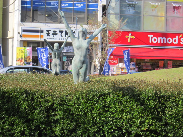 北口の像