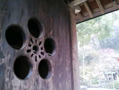 1 えがら天神社　扉の梅模様.JPG