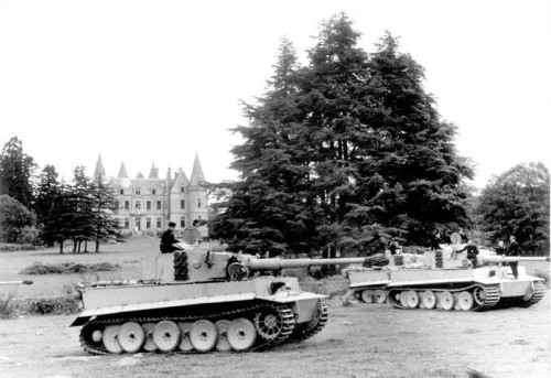 Bundesarchiv_Bild_101I-028-1609-16A_Frankreich_Panzer_VI_Tiger_I.jpg
