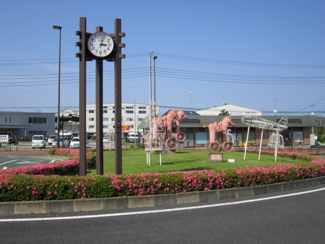 芝山千代田駅前広場の埴輪