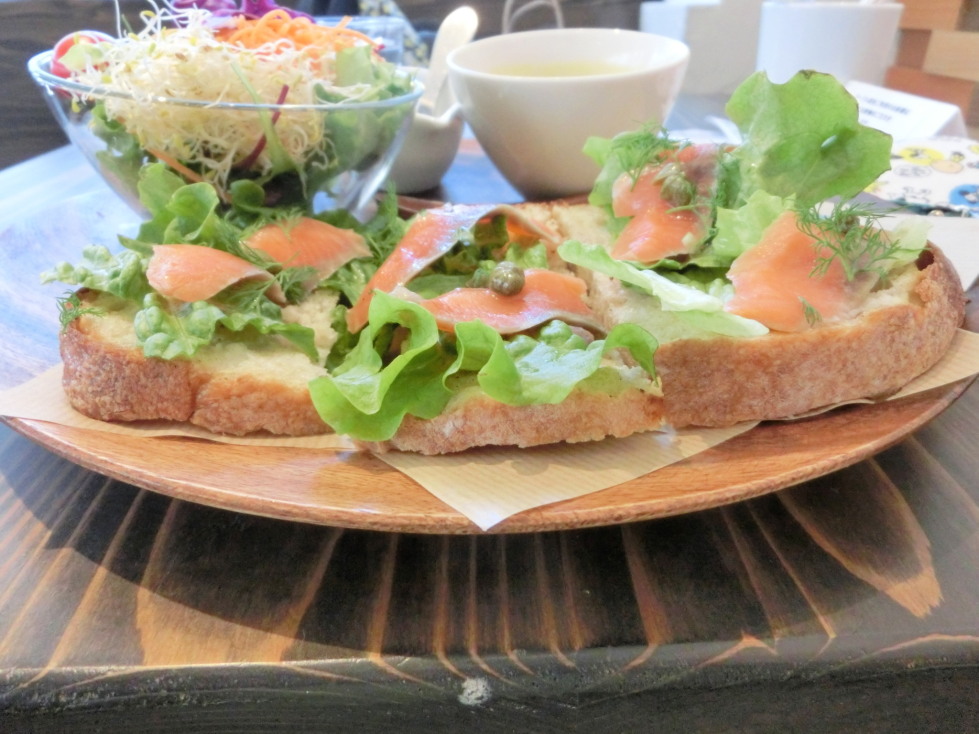 Pain au Sourire スモークサーモンとクリームチーズ　ナッツバーニャカウダソース　側面.jpg