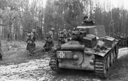 Bundesarchiv_Bild_101I-213-0267-13,_Russland-Nord,_Panzer_38(t)_und_Infanterie.jpg