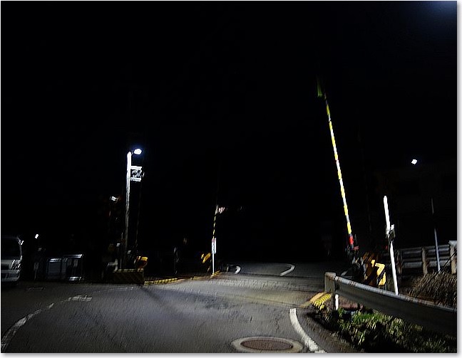 87踏切を渡って