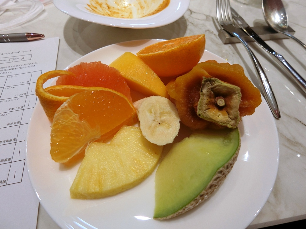千疋屋総本店　オーダー制フルーツ食べ放題　フルーツ１.JPG