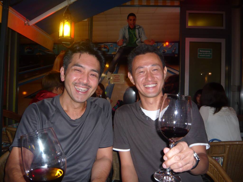 二次会はいつものモロッコ料理店。レバノン赤ワインで乾杯。目も赤い…。