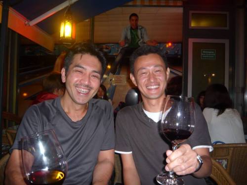 二次会はいつものモロッコ料理店。レバノン赤ワインで乾杯。目も赤い…。