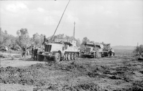Bundesarchiv_Bild_101I-311-0904-04A_Italien_Zugkraftwagen_Panzer_VI_Tiger_I.jpg