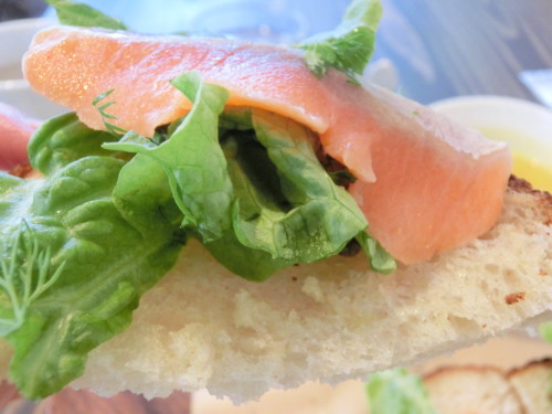 Pain au Sourire スモークサーモンとクリームチーズ　ナッツバーニャカウダソース　アップ.jpg