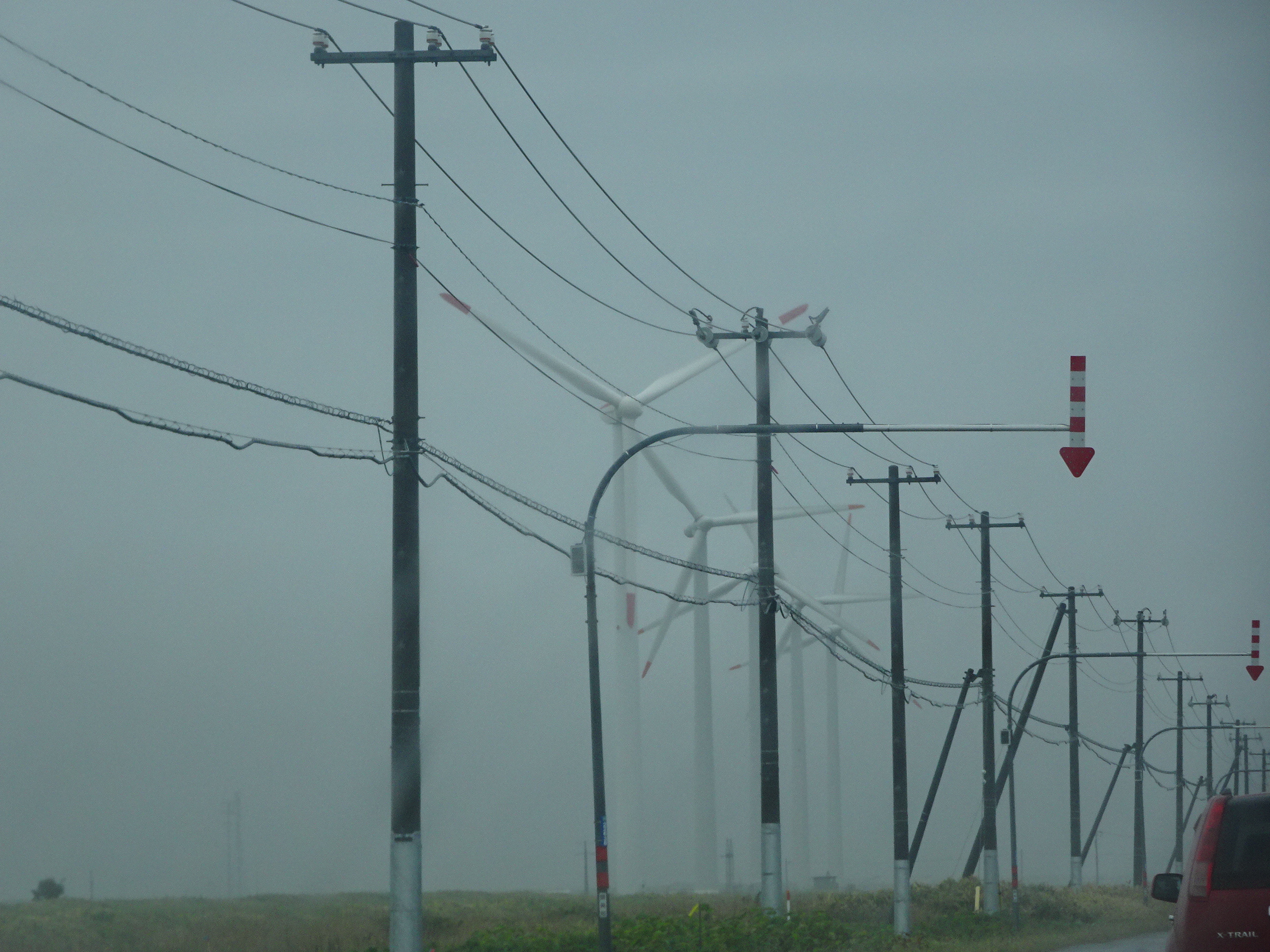 DSC03589　発電用風車が立ち並ぶ道路を通り.JPG