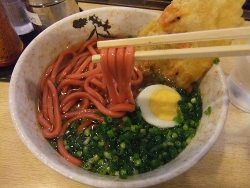 ２売店うどん＠ＪＲ広島駅在来線１番ホームの赤うどん