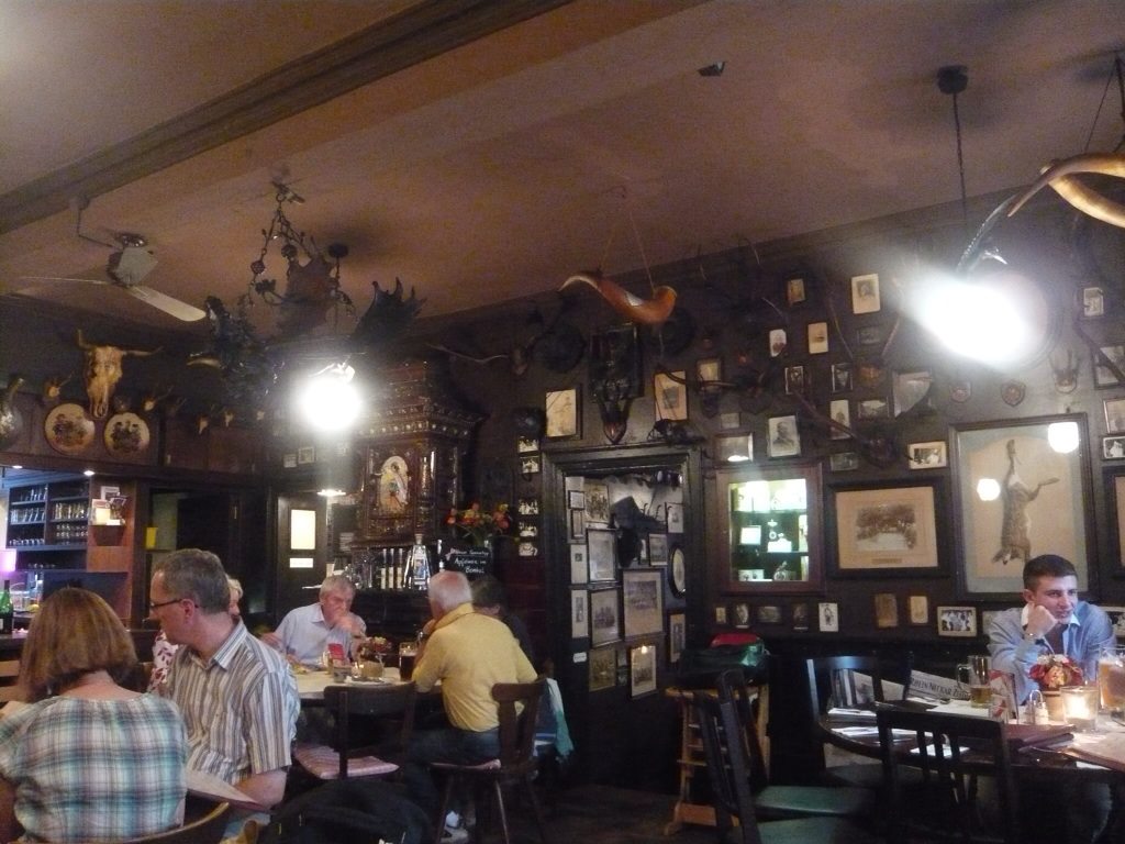 夜はタカちゃんご夫婦と合流し由緒正しき料理店。<br />美味しく楽しいひと時でした。