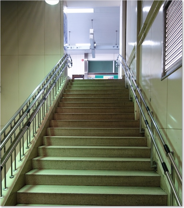 28この階段を登ると