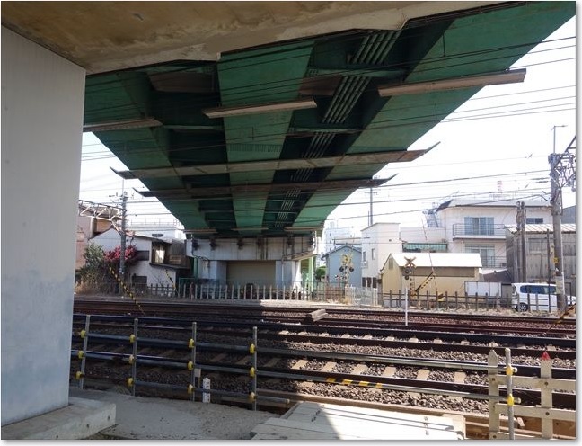 24高架道路をくぐります