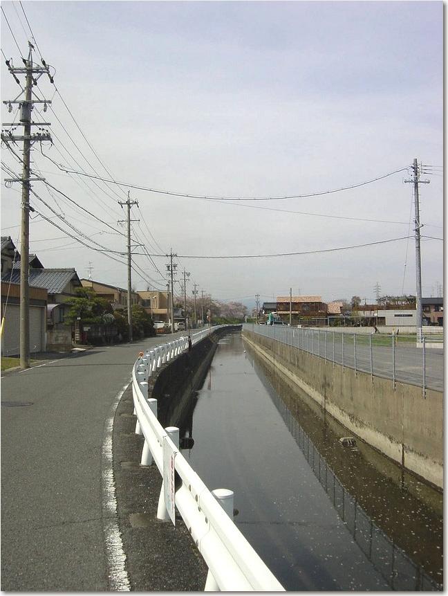 15真ん中は水路