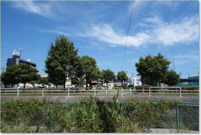 58水路の向こうに公園