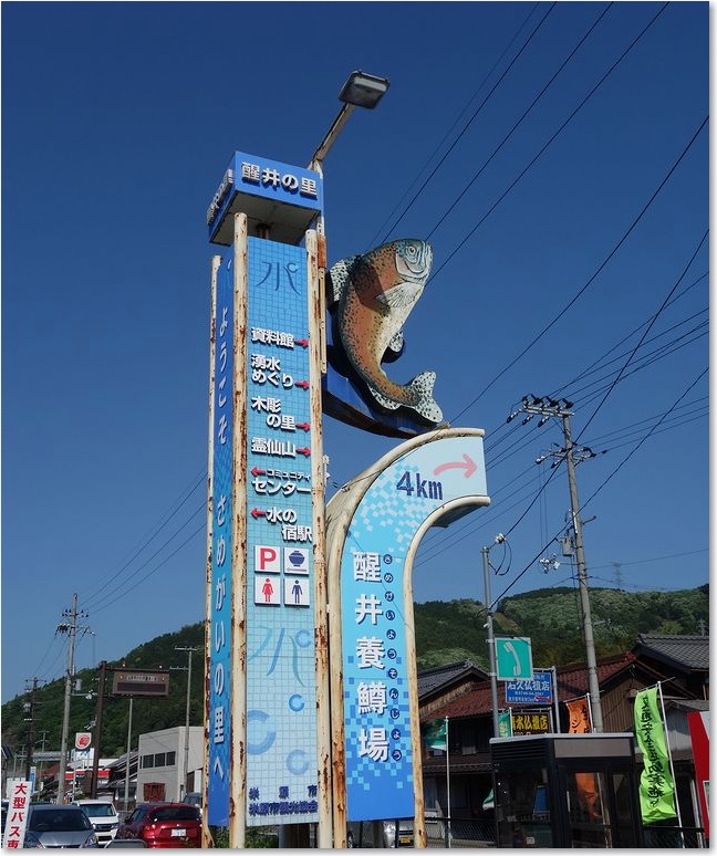 62駅前の広告塔