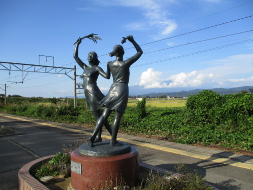 平田の里ブロンズ像と鳥海山