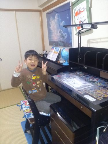 叶翔の机が届きました。シンプルなのにしたのでスッキリ～(*´∇｀*)なかなか良い感じです。お勉強とピアノ、頑張ってね～！