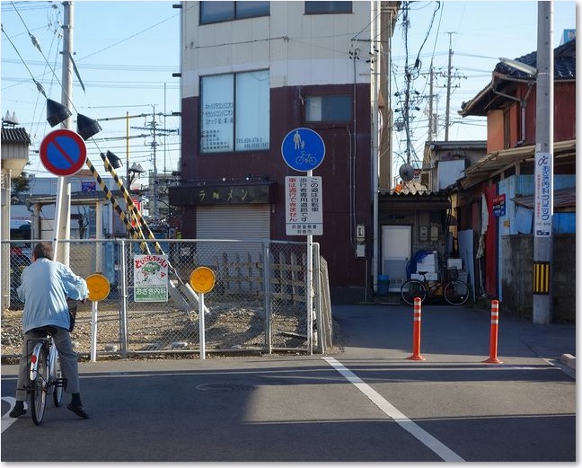 28ふつうなら踏切ですが
