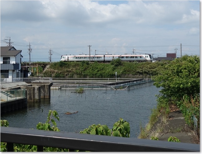 75列車が通過します