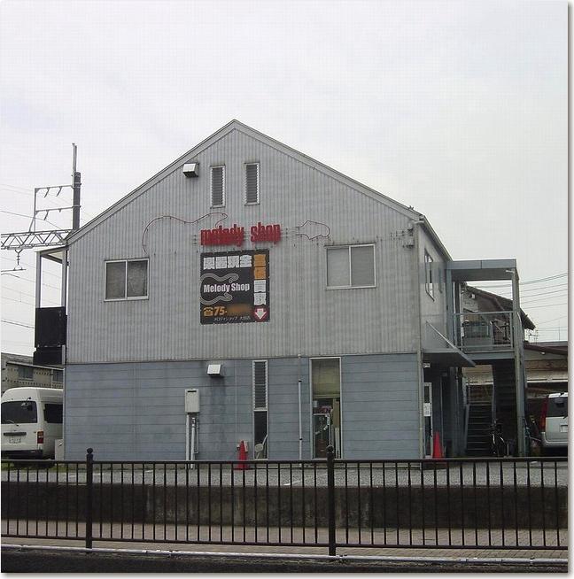 17道路の向かいの楽器屋さん