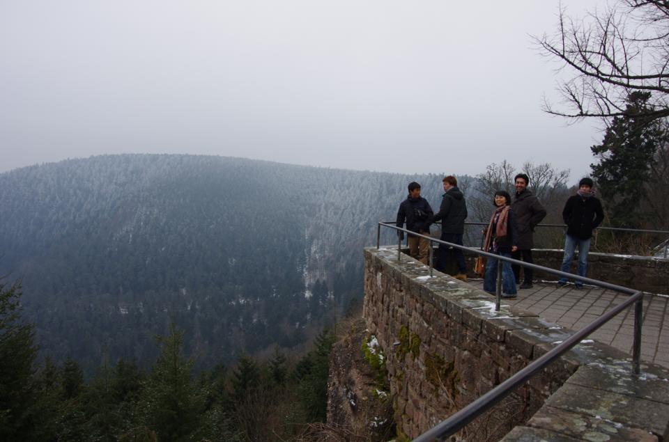 オットロットから山道を車で30分。着いたところは山の僧院。残雪あり寒いけど絶景。