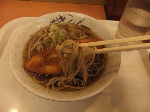 だるまそば西新宿支店の魚フライそば２20130606.JPG