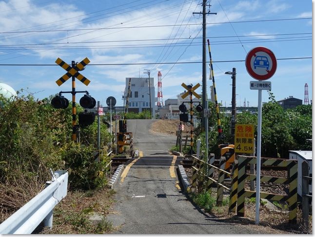 91行く手には関西線の踏切R