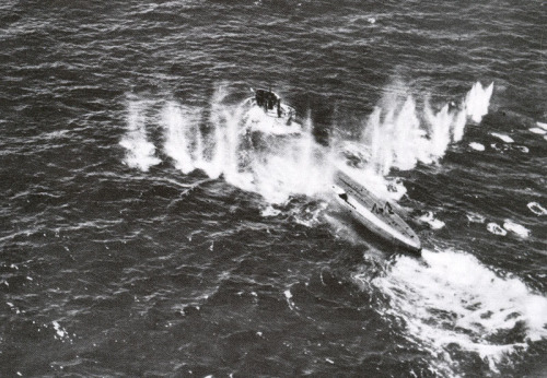 U-Boat-under-fire-px800.jpg
