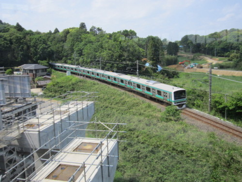成田湯川駅真下を通過するJR成田線