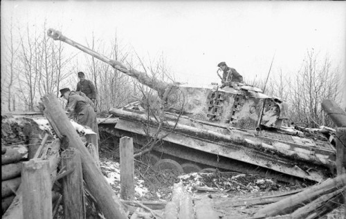 Bundesarchiv_Bild_101I-276-0701-14_Russland_Panzer_VI_Tiger_I.jpg
