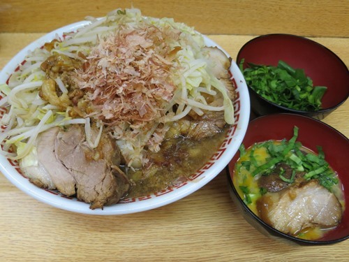 20160423_ラーメン二郎環七新代田_小豚ラーメン、行者ニンニク、なまたまご、かつおぶし2.JPG